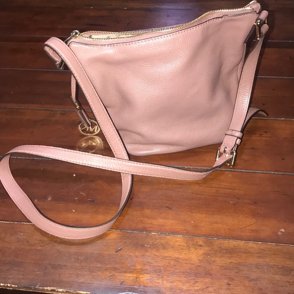 USED— AUTHENTIC MICHEAL KORS DUSTY ROSE CROSSBODY - Picture 3 of 8